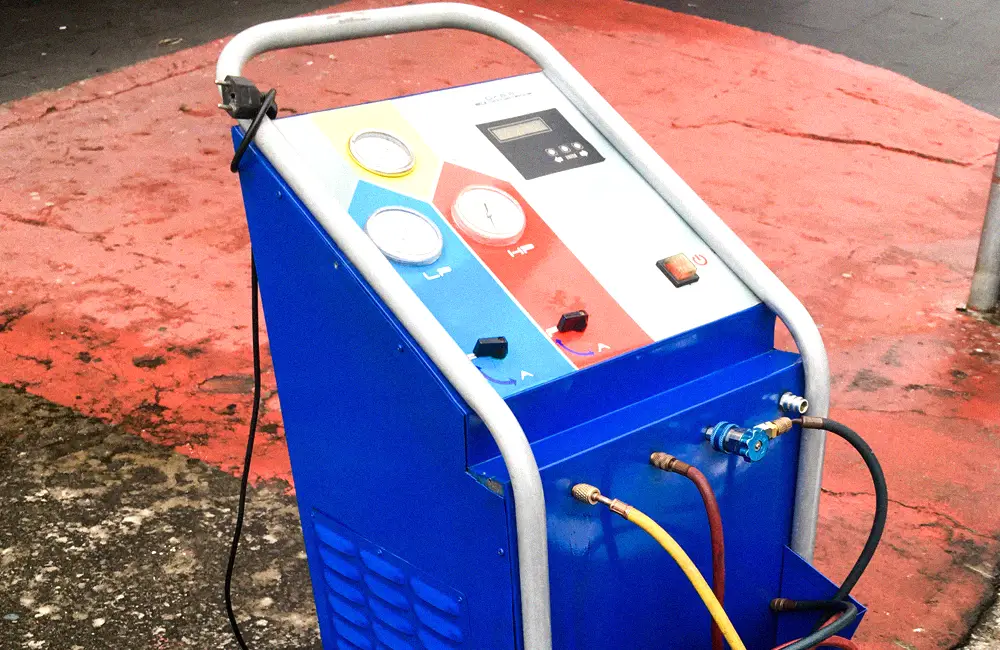 Automotive AC refrigerant recovery and recharge machine with service hoses